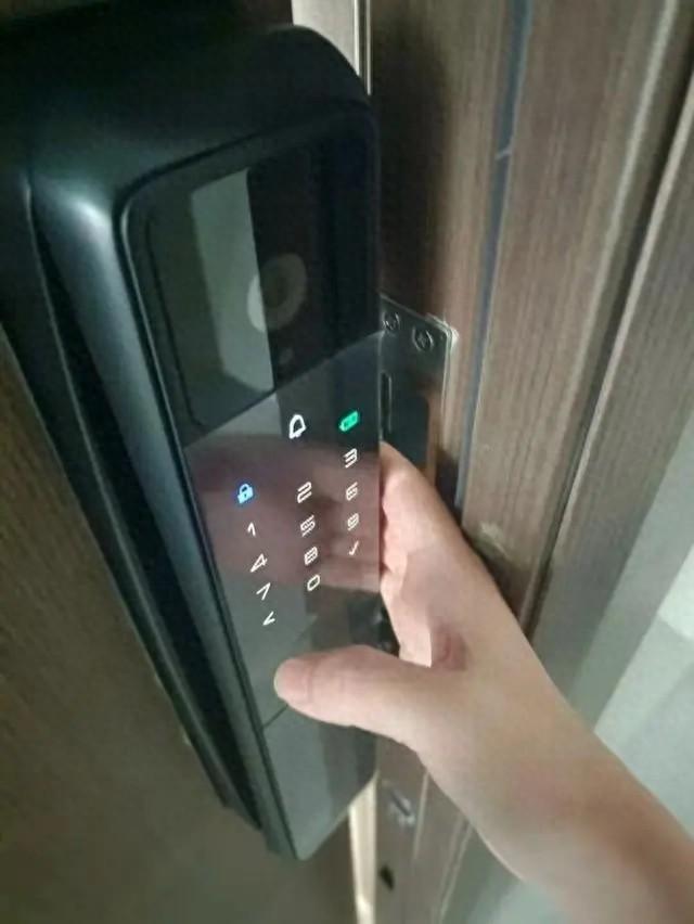 智能门锁自动开门？这种门锁存在严重安全隐患业内人士曝出内幕